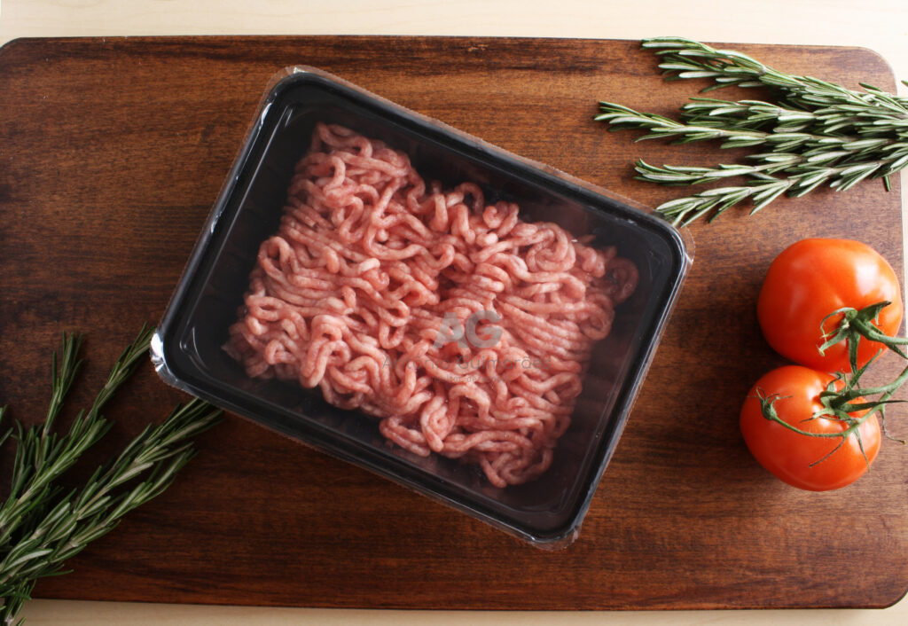 Carne bovina processada e embalada em ambiente controlado