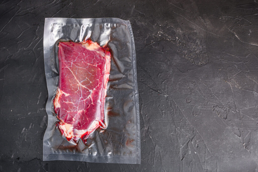 Carne bovina processada e embalada em ambiente controlado