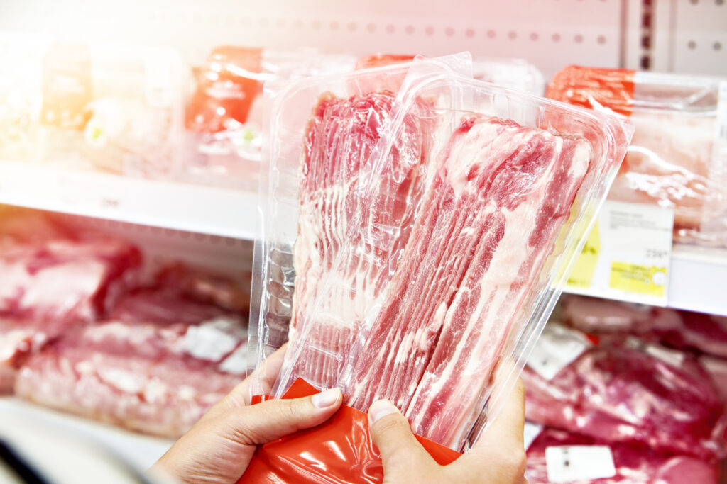 Rotulagem de Embalagens MAP para Carnes: O Que a Anvisa Exige e Como Comunicar ao Consumidor Carnes embaladas em exposição em gôndola refrigerada de supermercado