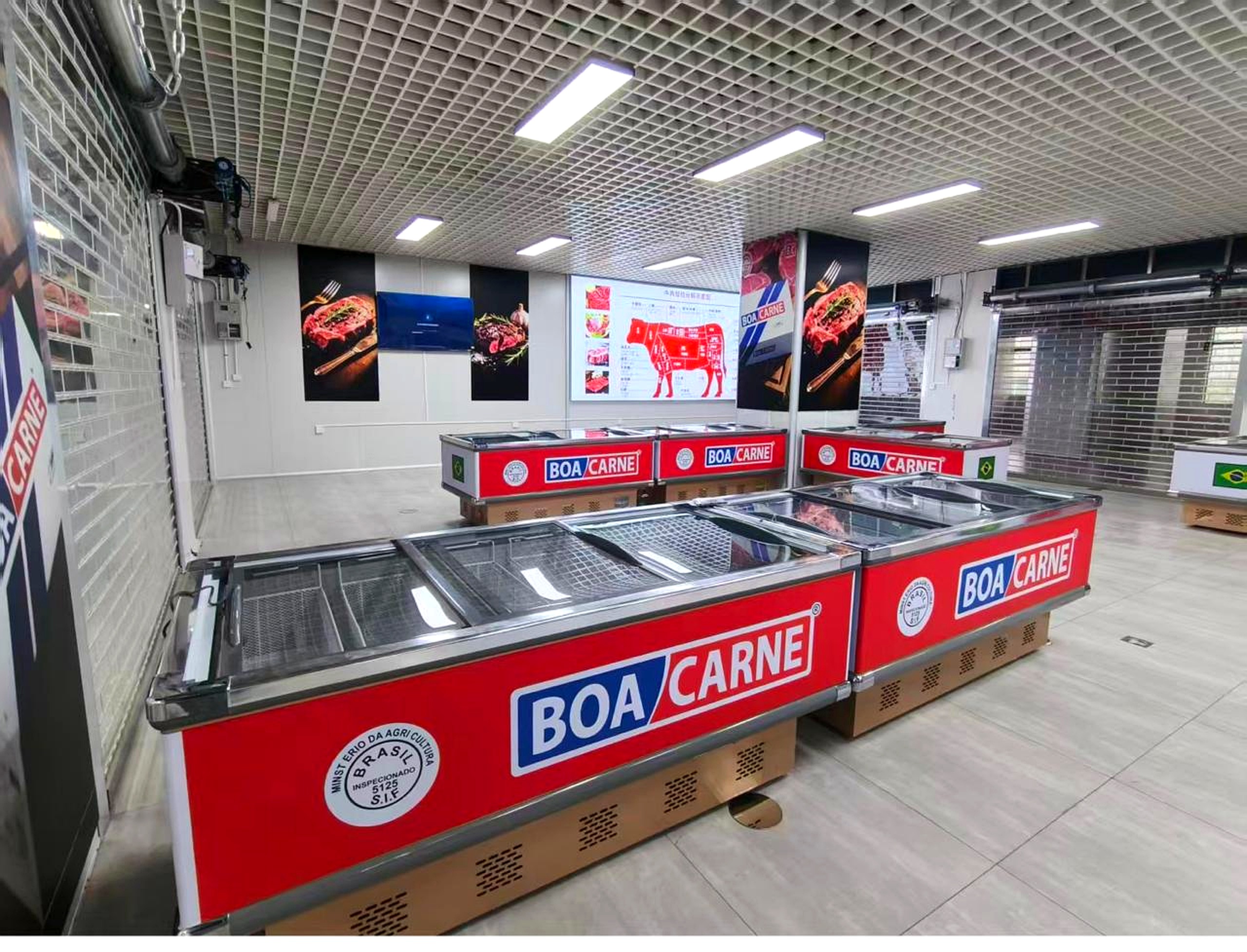 Interior da loja da Boa Carne com murais de boi, suino e cordeiro
