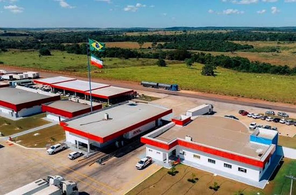 Planta da Boa Carne em Colider, Mato Grosso, com a bandeira do Brasil hasteada
